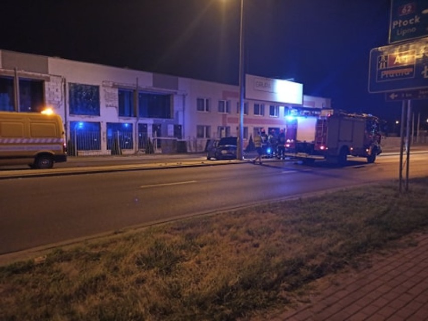 Włocławek. Volkswagen uderzył w latarnię przy Chopina we Włocławku. 18-latek ukarany został mandatem [zdjęcia]