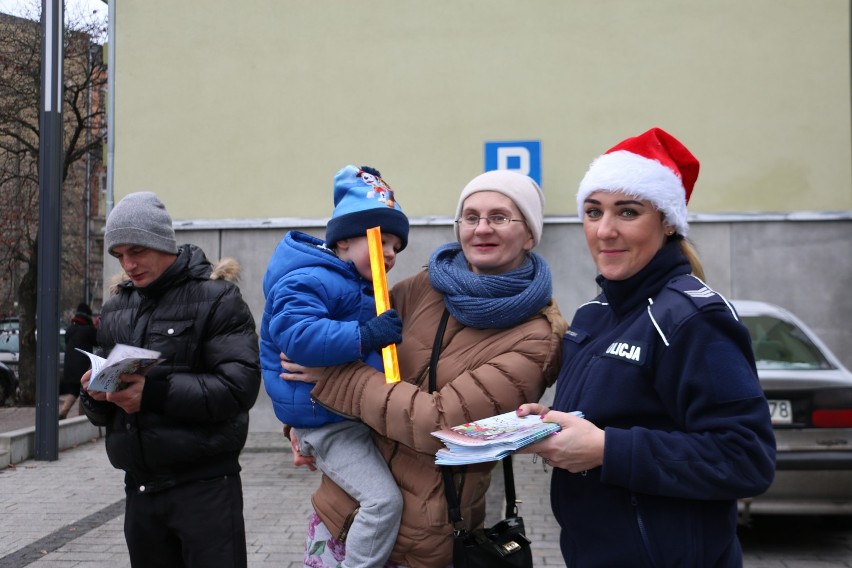 Policjanci i dziennikarze pomocnikami świętego Mikołaja [zdjęcia] 