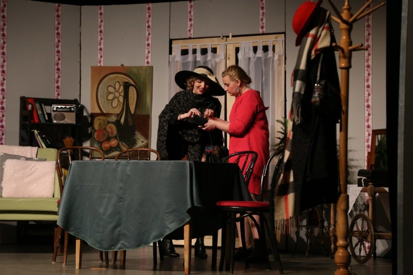 Prapremiera spektaklu "Siostrzyczki z piekła rodem" w wykonaniu Teatru Fokus z Wolsztyna