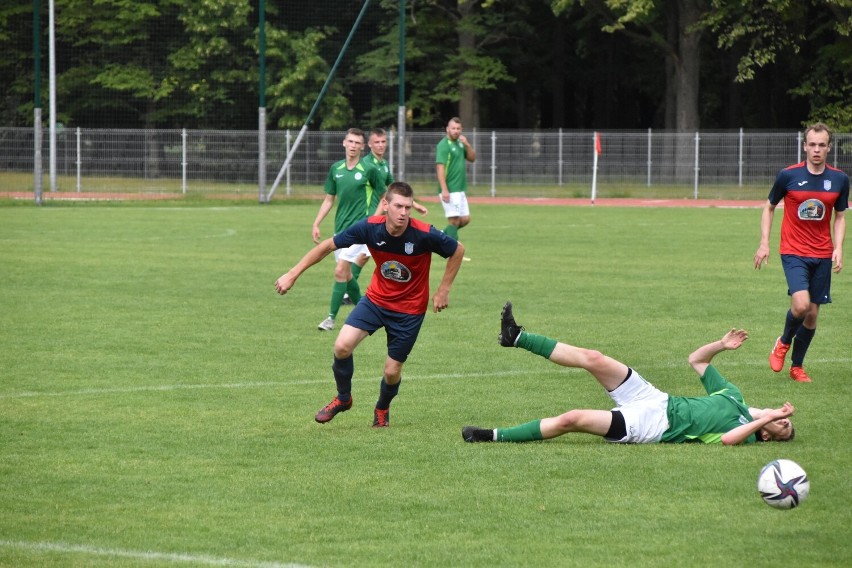 Piłka nożna Śrem. Derby UKS Śrem - Kłos Zaniemyśl bez rozstrzygnięcia. Zawisza Dolsk z historycznym awansem!