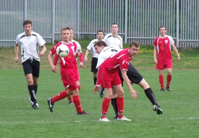 Unia Oświęcim (czerwone stroje) pokonała na własnym boisku Orła Balin 3:0 w V lidze piłkarskiej.