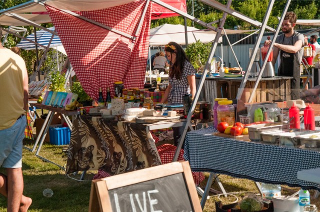 Slow Market to targ kulinarny, który zgromadzi w jednym miejscu blogerów, kucharzy amatorów oraz restauratorów, serwujących dania z całego świata. W każdy weekend Plac Zabaw zamieniać się będzie w miejsce wielokulturowego tygla nowych smaków. Na pewno znajdziesz coś smacznego!

20-21 sierpnia, (sobota-niedziela), godz. 12-21, Plac Zabaw nad Wisłą, bulwar B. Grzymały-Siedleckiego, wstęp wolny.