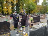 Strażacy z Sieradza odwiedzili groby zmarłych druhów - ZDJĘCIA