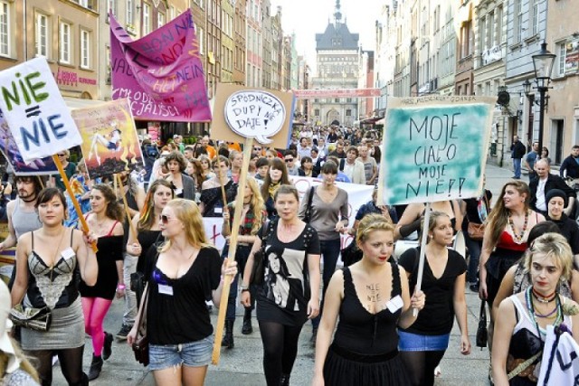 O kontrowersjach wokół majowego Marszu Szmat, o stereotypach i o ...