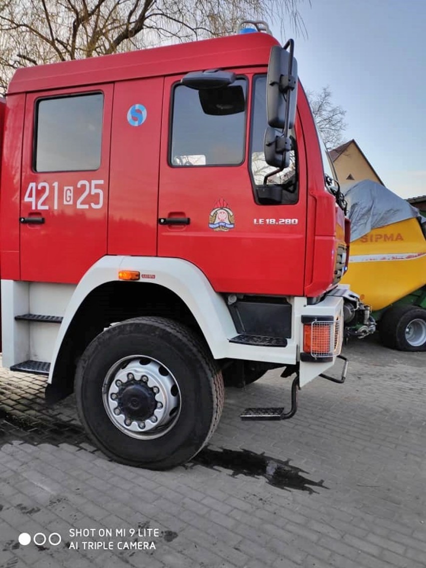 Strażacy z Polnicy i Człuchowa gasili pożar słomy w Rychnowach.