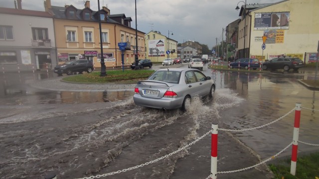 Ulewa znów zalała "ryneczek" przy Wojska Polskiego w Piotrkowie 26.09.2022,