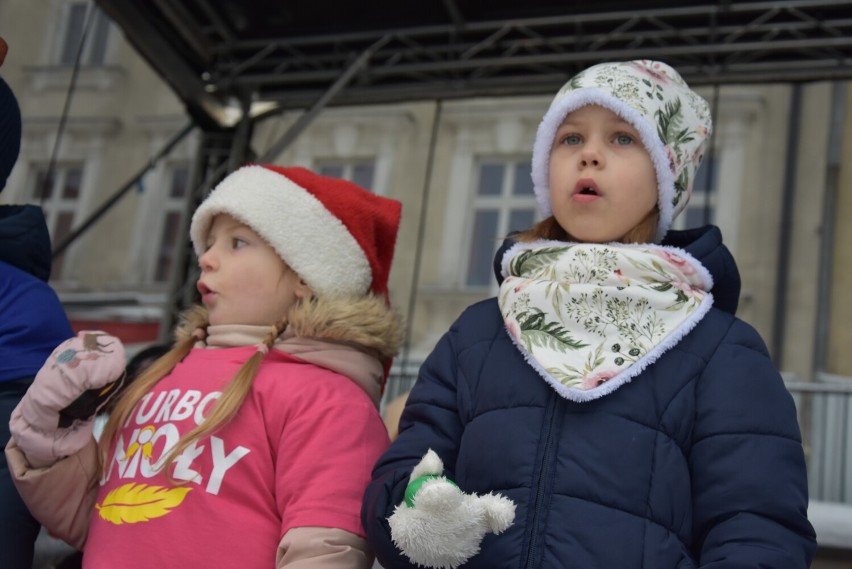Turbo Anioły z Kobylanki na Świątecznym Jarmarku w Gorlicach. Jak zwykle pokazały, że ani chłód, ani śnieg nie są im straszne