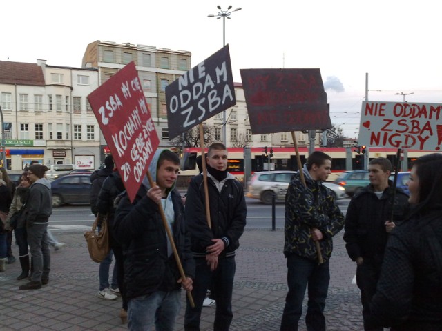 "Łapy precz od naszych szkół!", "Najpierw ludzie, potem zyski!" ...