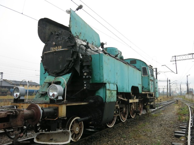 Jeleniogórska lokomotywownia przestaje istnieć po prawie 150  latach historii kolei w Jeleniej Górze. Historyczne budynki dawnej parowozowni przy ul. Krakowskiej opuszczają ostatni mechanicy i maszyniści.