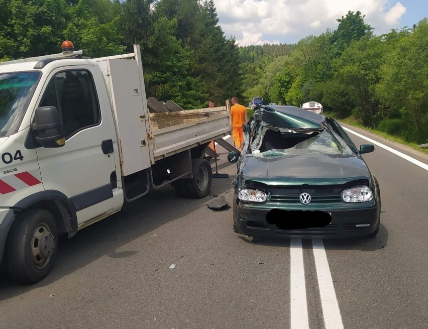 Wypadek w Kuźminie. Na DK nr 28 kierujacy golfem uderzył w samochód służby drogowej [ZDJĘCIA]