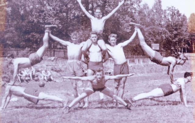 Obóz we Wronkach w roku 1956. Piramidę tworzą na dole od lewej: Czesław Wasilewski, Stefan Jasnosz i Kazimierz Stuper. Stójka: Bernard Kasperek, Wojciech Ratajczak. Stoją Bolesław Cichacki, Henryk Woroch, Jurand Ratajczak. Góra Eugeniusz Dziembowski.