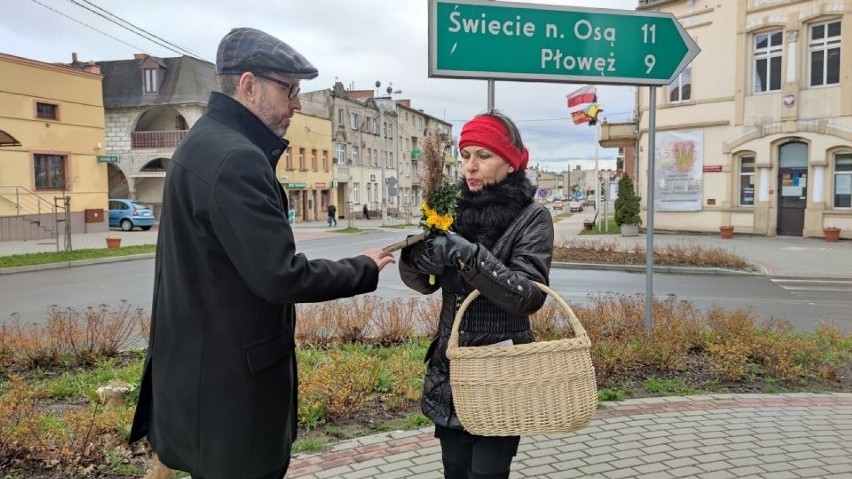 Burmistrz Jabłonowa Pomorskiego Przemysław Górski wręczał...