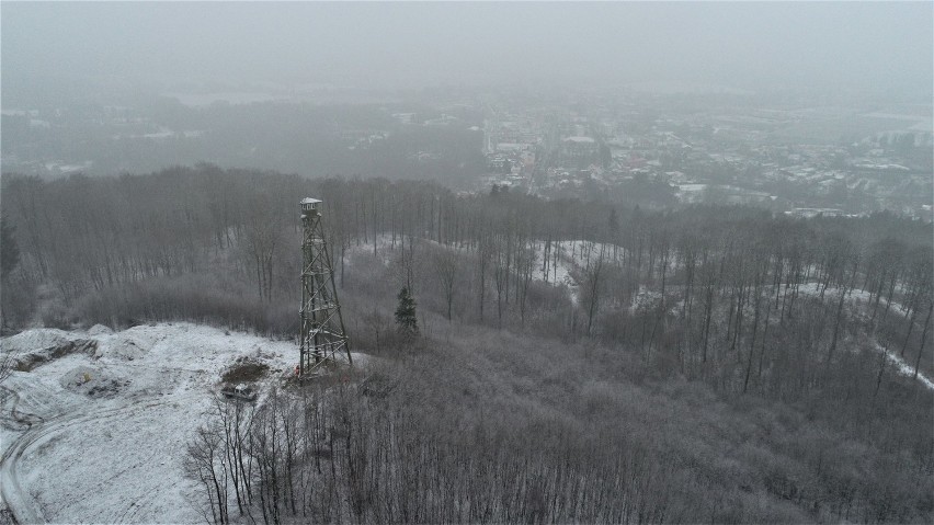 Nowa stalowa wieża obserwacyjna  zastąpiła w Polanowie drewnianą "staruszkę" (film i zdjęcia) 