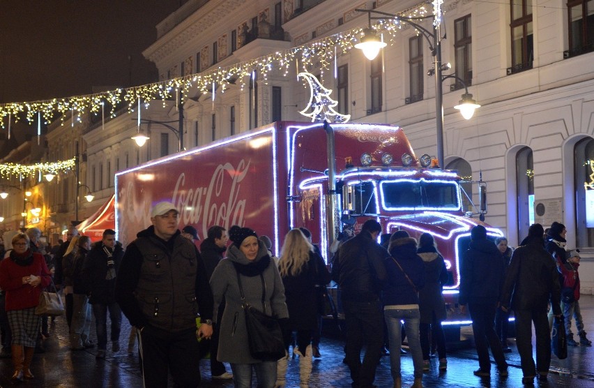 Świąteczna ciężarówka Coca-Coli na Piotrkowskiej w Łodzi [ZDJĘCIA+FILM]