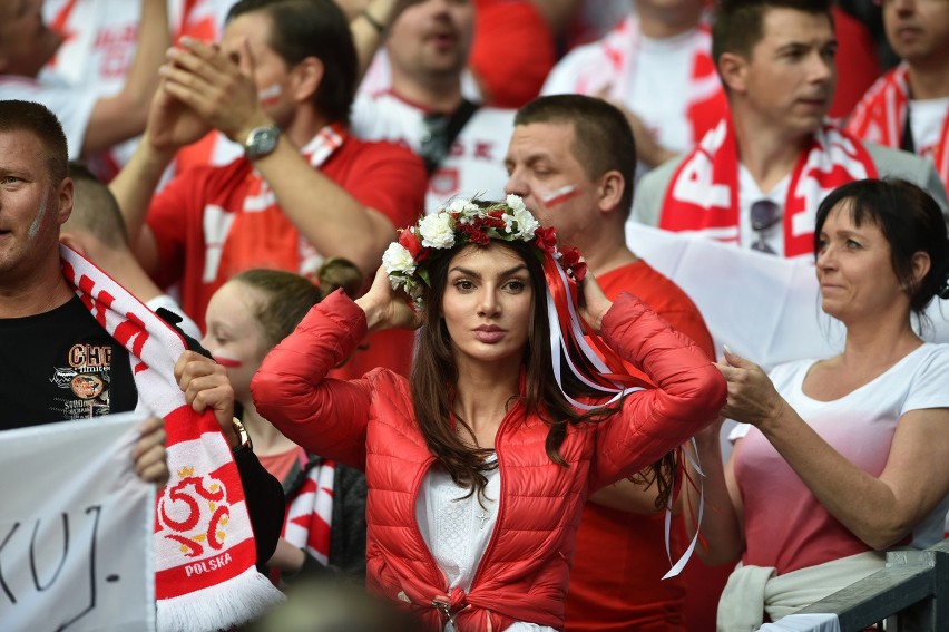 Polska - Niemcy. Piękne fanki na trybunach stadionu w Paryżu [ZDJĘCIA]