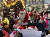 Magia Świąt na Wałbrzyskim Rynku: Tradycyjne Światełko Choinki i Wizyta Świętego Mikołaja. Zobacz ZDJĘCIA i WIDEO