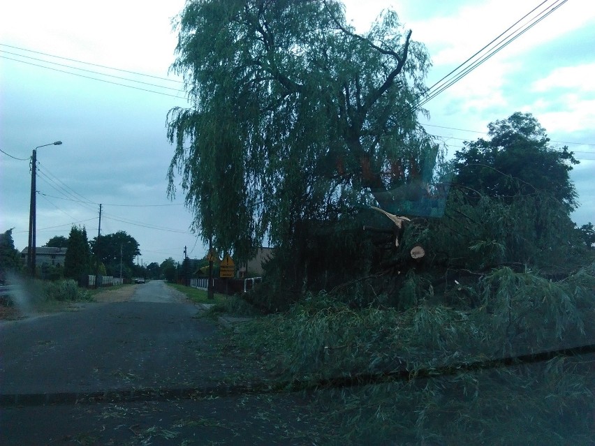 Nawałnica w Małopolsce zachodniej. Połamane drzewa, zerwane dachy, ludzie bez prądu