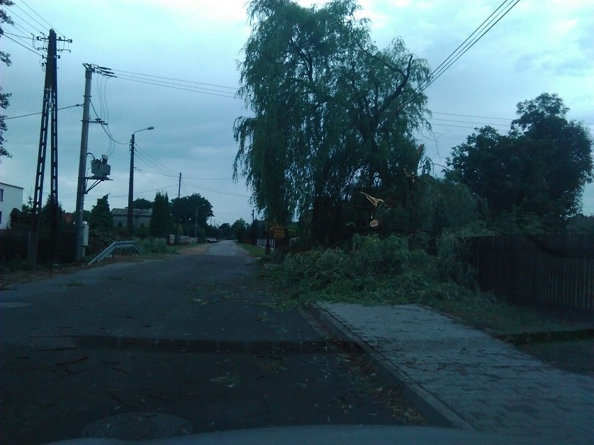 Nawałnica w Małopolsce zachodniej. Połamane drzewa, zerwane dachy, ludzie bez prądu