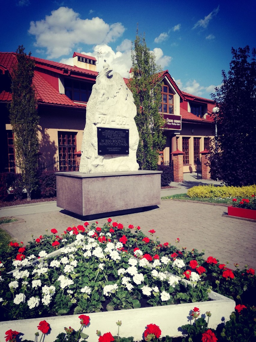Majowe święta bez uroczystych obchodów w Jarosławiu, ale pomnik Konstytucji 3 Maja i jego otoczenie zostało odświętnie przystrojone