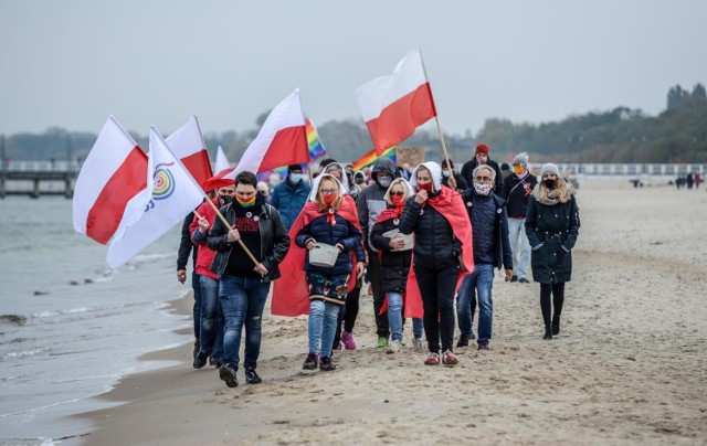 Strajk Kobiet w Trójmieście. W niedzielę, 1.11.2020, protestujący spotkali się na trójmiejskich plażach