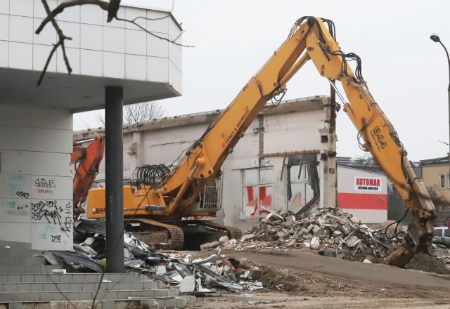 Trwa wyburzanie charakterystycznego budynku po Radomskiej Wytworni Telekomunikacyjnej.