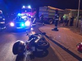 Groźny wypadek na trasie wojewódzkiej nr 307. Motocykl uderzył w przyczepę traktora. Lądował śmigłowiec LPR [ZDJĘCIA]