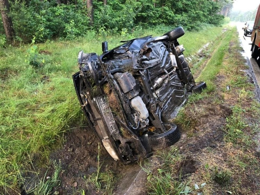 Kierowca volkswagena golfa podczas jazdy zasnął za...