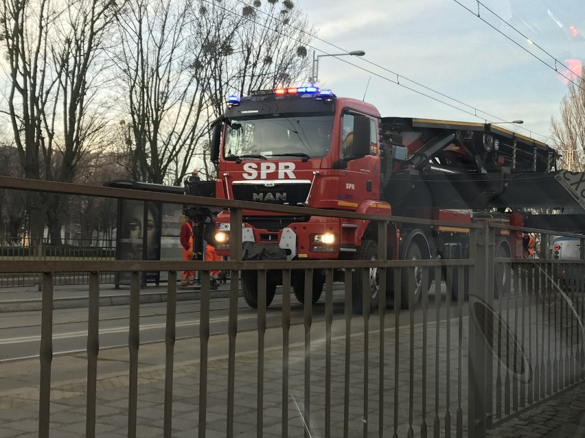 Przy moście Grunwaldzkim wykoleił się tramwaj [UTRUDNIENIA, OBJAZDY]