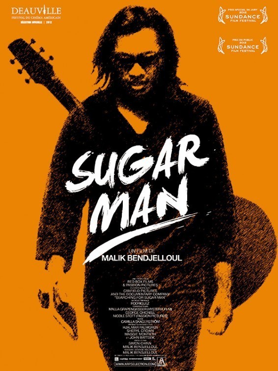 Sugar Man reż. Malik Bendjelloul 

Wyobraźcie sobie odkrytego w barze w Detroit muzyka, który ma potencjał i może prześcignąć Boba Dylana. Ale  nagrywa dwie płyty i znika. W międzyczasie jego utwory stają się pokoleniowymi hymnami dla mieszkańców RPA walczących z apartheidem. Nikt jednak nie jest w stanie dotrzeć do autora do czasu, gdy pojawią się pewien dziennikarz i właściciel sklepu płytowego.