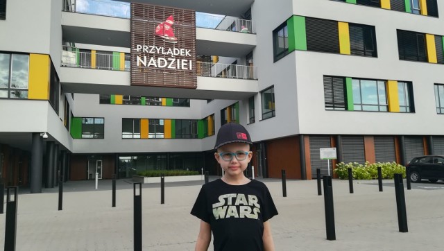 Artur Kaczor po prawie rocznym pobycie w klinice we Wrocławiu jest już w końcu w swoim domu w Kluczborku.
