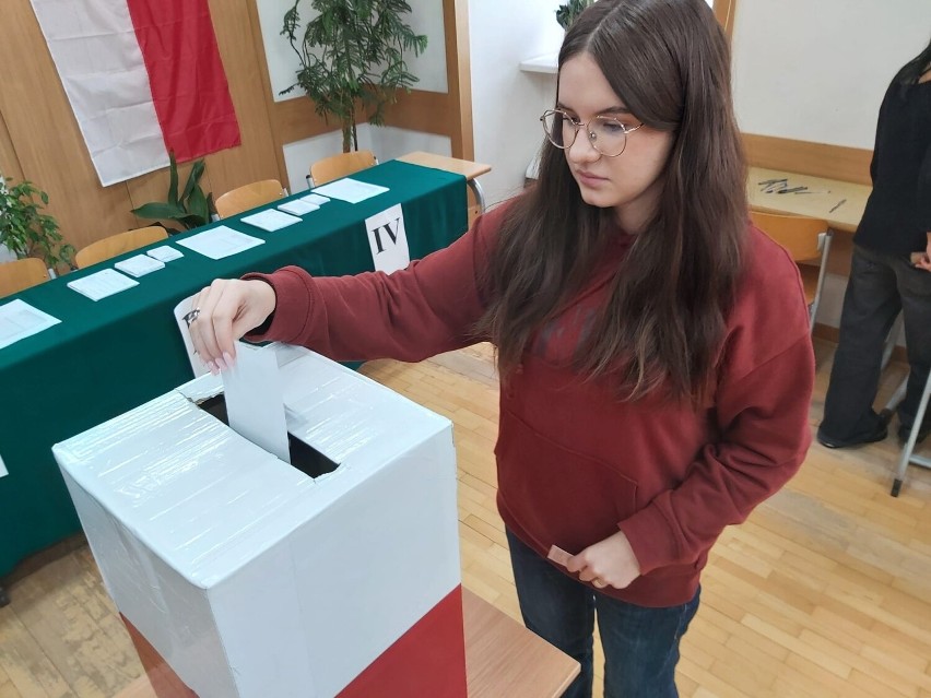Ciekawa lekcja demokracji w Collegium Gostomianum w Sandomierzu. Przeprowadzono prawybory. Zobacz zdjęcia