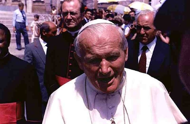 Źródło: http://commons.wikimedia.org/wiki/File:Pope_John_Paul_II.jpg