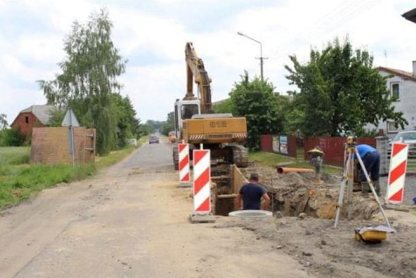 Pierwsza nitka kanalizacyjna w gminie Biała powstała jeszcze przed budową oczyszczalni - w ramach przebudowy drodi powiatowej Biała-Czastary