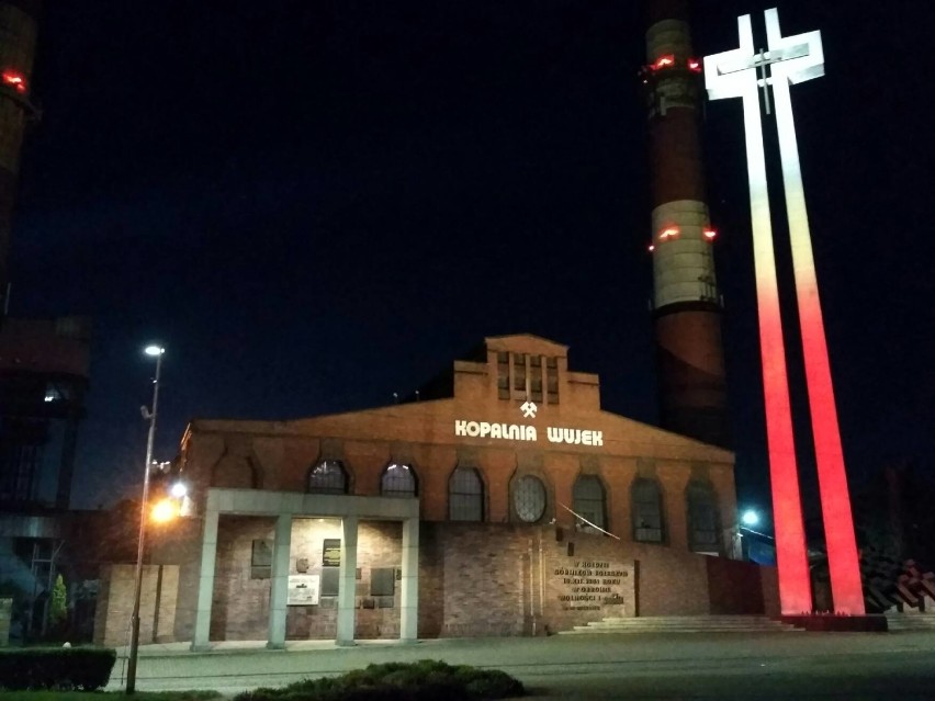 Pomnik krzyż przy kopalni Wujek z nową iluminacją