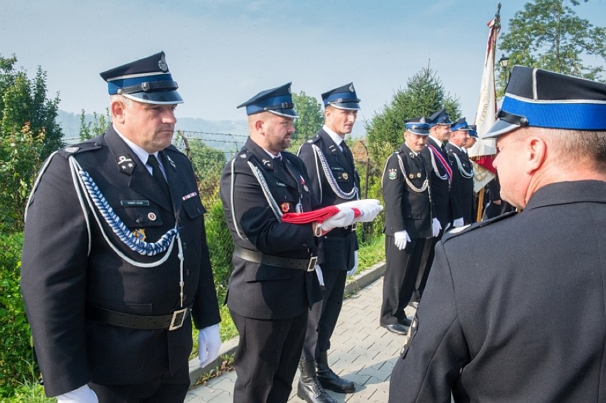 Przekazanie sztandaru Powiatowemu Związkowi Ochotniczych Straży Pożarnych RP w Bochni [ZDJĘCIA]