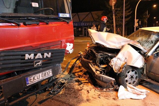 Wypadek na skrzyżowaniu Brzezińskiej i Zjazdowej, spowodowany przez pijanego kierowcę mercedesa