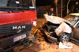 Wypadek na Brzezińskiej w Łodzi. Mercedes wjechał pod ciężarówkę [ZDJĘCIA]