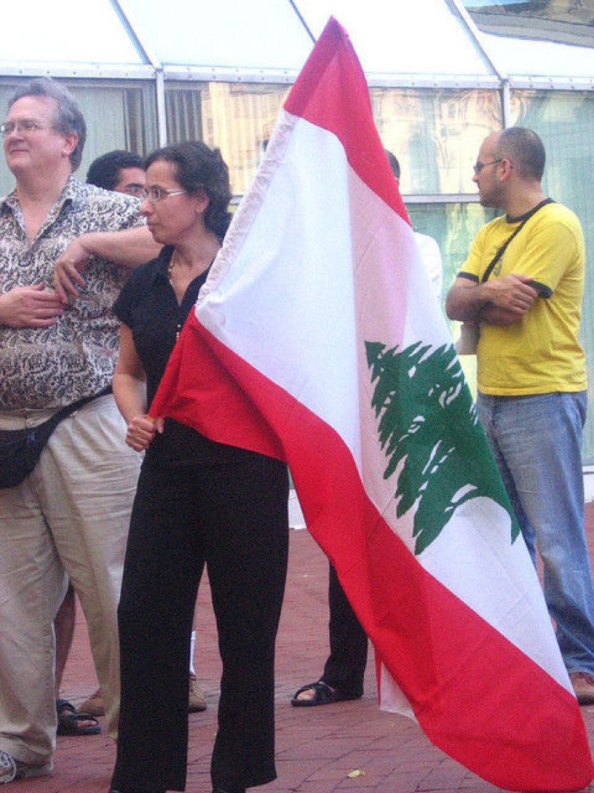 Mieszkanka Libanu z flagą narodową...
