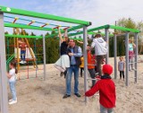 Gmina Śrem: uczniowie ze szkoły w Dąbrowie spędzili wesoło dzień na placu zabaw