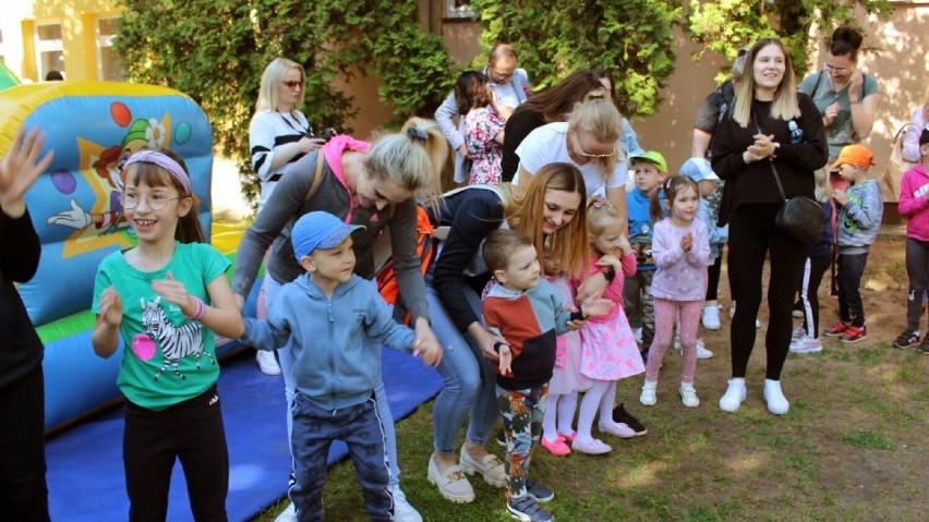 Najpierw rozgrzewka z burmistrzem, potem szalona zabawa z animatorami. Tak wyglądał festyn w dąbrowskim przedszkolu