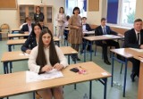 Egzamin ósmoklasisty 2022 z matematyki w kazimierskiej „jedynce”. Do królowej nauk zasiadło 87 uczniów. Zobaczcie zdjęcia