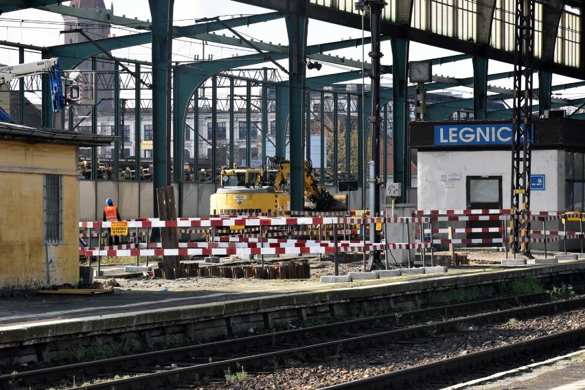 Dworzec PKP w Legnicy jest remontowany, perony zamknięte dla podróżnych [ZDJĘCIA]