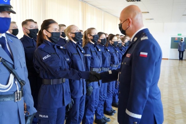 Komendant Wojewódzki Policji w Bydgoszczy nadinsp. Piotr Leciejewski przyjął ślubowanie od trzydziestu ośmiu nowych policjantów. W trakcie uroczystości wręczono też "Kryształowe Serca"