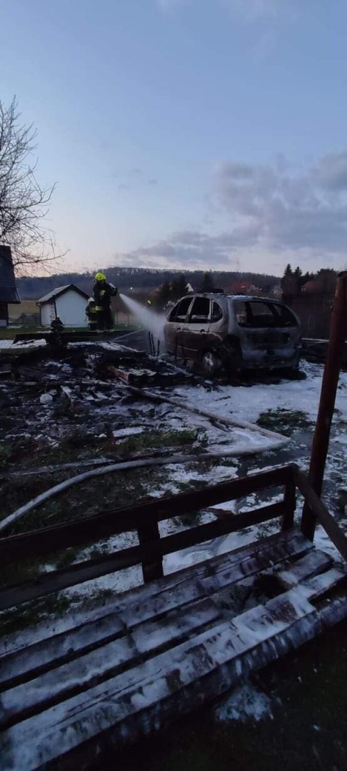 Pożar garażu w Kudowie-Zdroju. Samochód spłonął doszczętnie