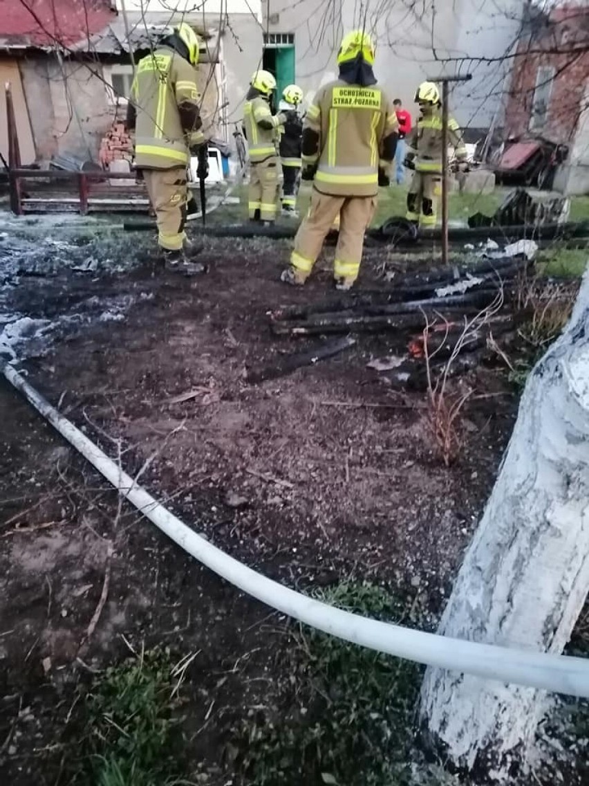 Pożar garażu w Kudowie-Zdroju. Samochód spłonął doszczętnie