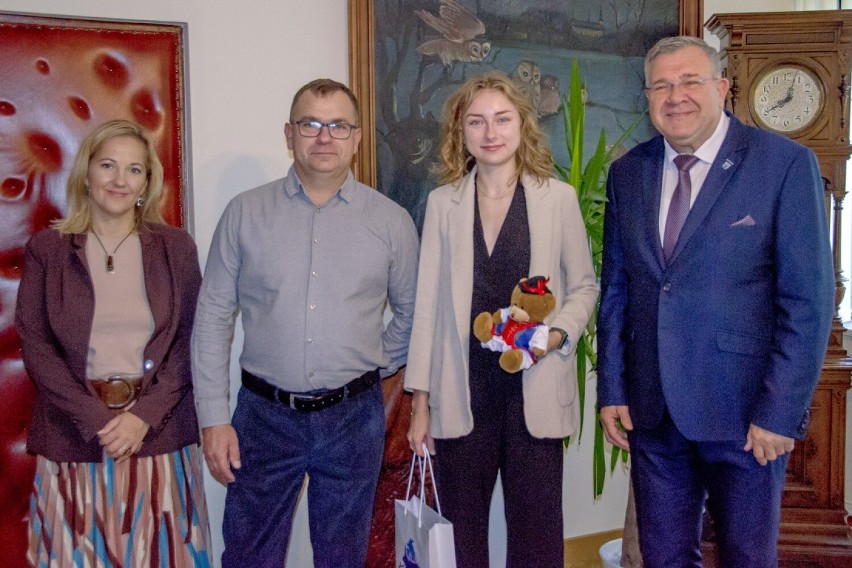 Beata Beyer z Kartuz jedną z najlepszych maturzystek w Polsce. Gratulacje złożył jej burmistrz