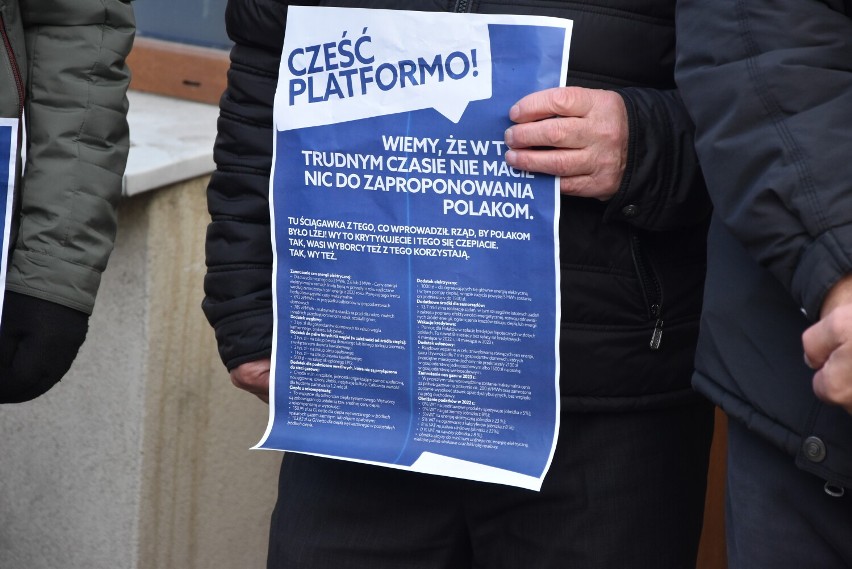 Cześć Platformo! W Tczewie odbyła się konferencja posła PiS Kazimierza Smolińskiego przed biurem Platformy Obywatelskiej