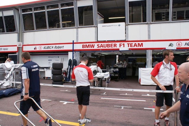 Boksy BMW Sauber F1 Team, przygotowanie do kwalifikacji. Fot. Paweł Wiśniewski