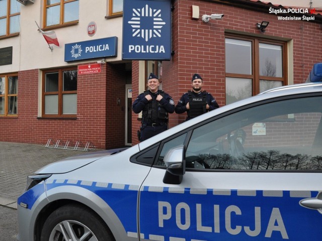 Starszy sierżant  Radosław Sosna i sierżant Eryk Sztwiertnia uratowali życie nastolatka