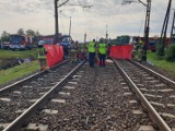 Wypadek na niestrzeżonym przejeździe kolejowym w Kaliszu. Auto wjechało pod pociąg